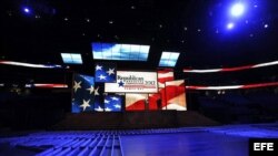 Vista general del estrado de la Convención nacional Republicana preparada en Tampa, Florida.