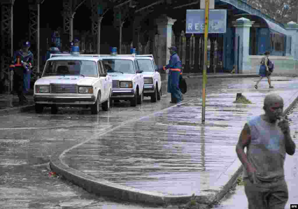 Tres automóviles patrulleros en La Habana (Cuba). 