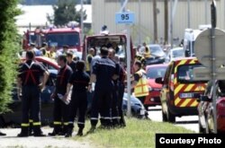 Policías y bomberos franceses acudieron a la fábrica Air Products donde ocurrió el atentado.