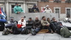 Cubanos repatriados a España continúan en huelga de hambre
