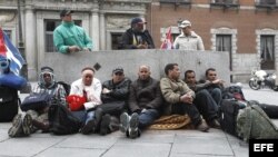 Una decena de expresos cubanos participan en una acampada en Madrid abril 13 de 2012