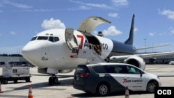 El nuevo cargamiento con ayuda humanitaria estadounidense al pueblo cubano es transportado por la aerolínea 7Air.