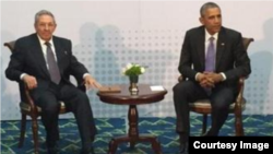 Reunión de Castro y Obama en Panamá.