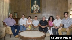 Foto archivo los sacerdotes católicos José Conrado Rodríguez (5to de der a izq.) y Castor Álvarez (4to de der a izq) junto a opositores cubanos.