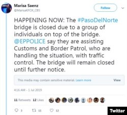 La reportera Marisa Saenz, de una filial local de la cadena CBS, reporta el cierre del cruce fronterizo porque "hay un grupo de individuos encima del puente".