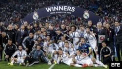 El Real Madrid posa en el cesped junto con el trofeo de la Supercopa de Europa