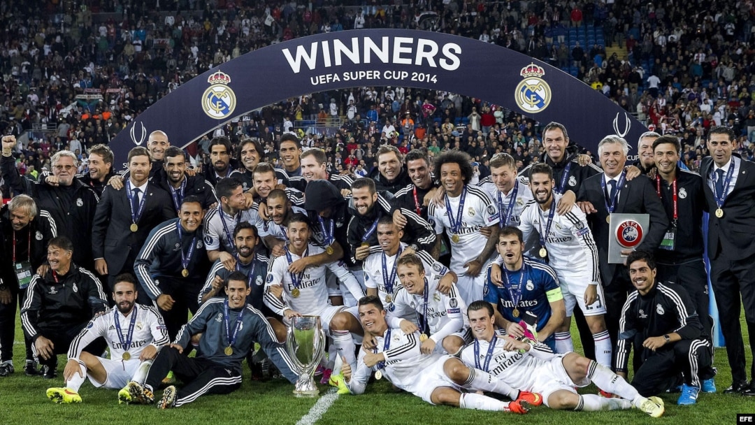 El Real Madrid posa en el cesped junto con el trofeo de la Supercopa de Europa