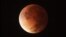 Eclipse lunar visto la madrugada de hoy en Lima que se ha retransmitido en directo por internet.