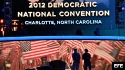 Trabajadores dan los toques finales al escenario principal de la Convención Nacional Demócrata, en el Time Warner Arena en Charlotte (EE. UU.). EFE/BOB PEARSON