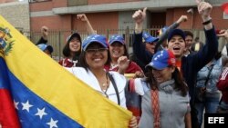 Ciudadanos venezolanos residentes en Bogotá gritan consignas mientras asisten a votar en las elecciones presidenciales de su país hoy en Bogotá (Colombia).