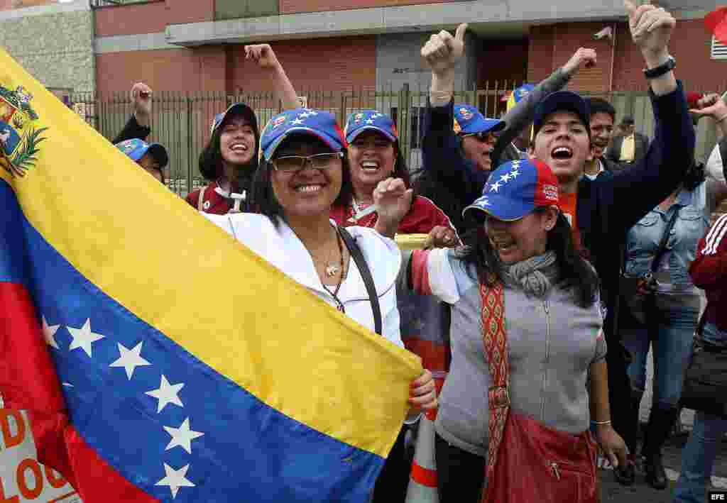  Ciudadanos venezolanos residentes en Bogotá gritan consignas mientras asisten a votar en las elecciones presidenciales de su país hoy en Bogotá (Colombia). 