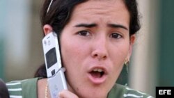 Mujer con celular en Cuba