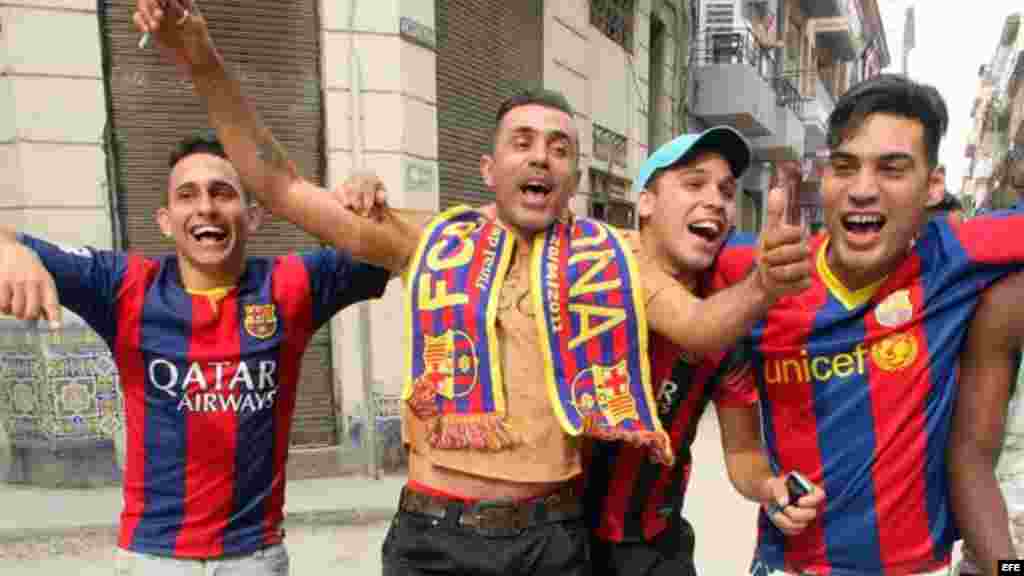Seguidores del Club Barcelona celebran a su equipo desde La Habana.