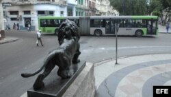 Un ómnibus de fabricación china circula por las calles de La Habana.