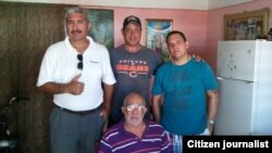 Nilo Alejandro Gutiérrez (izq) junto a integrantes de la Agencia de Prensa Libre Avileña (APLA).