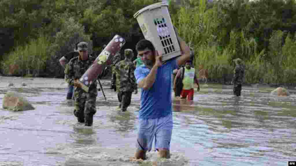 Colombianos transportan sus pertenencias a través del Río Táchira