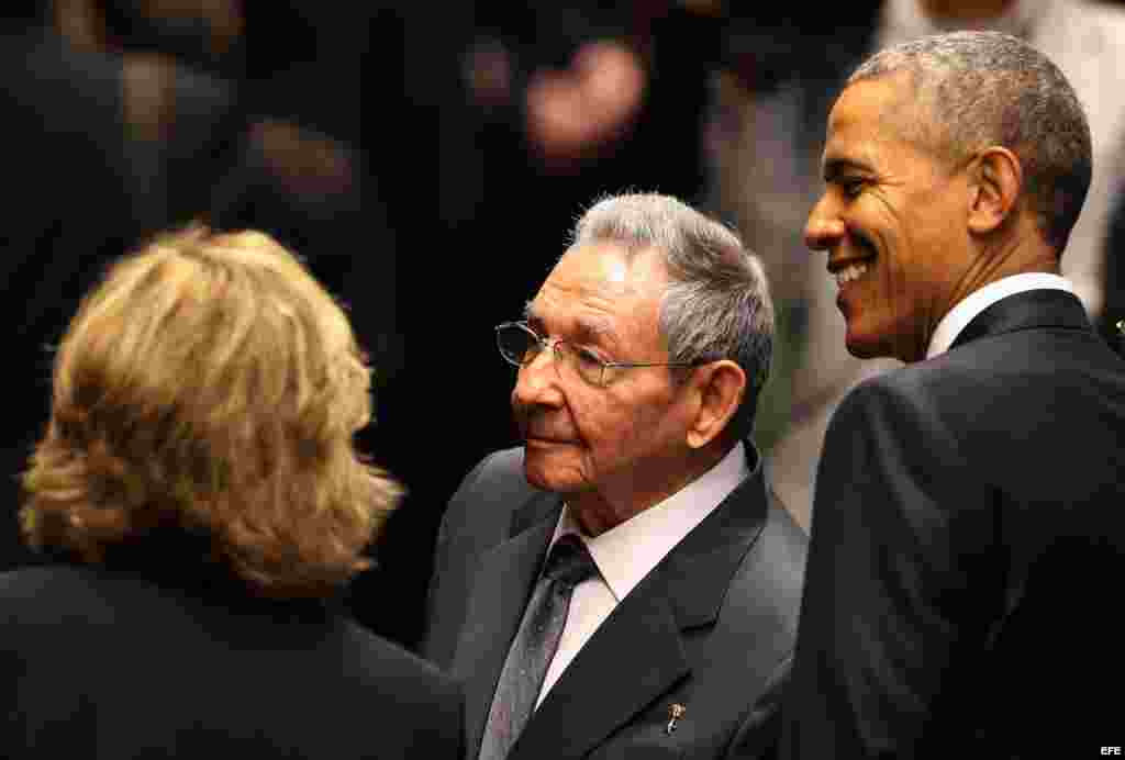 Raúl Castro (c) recibe al presidente de Estados Unidos Barack Obama (d) hoy, lunes 21 de marzo de 2016, en la ceremonia oficial de recibimiento en el Palacio de la Revolución en La Habana (Cuba).