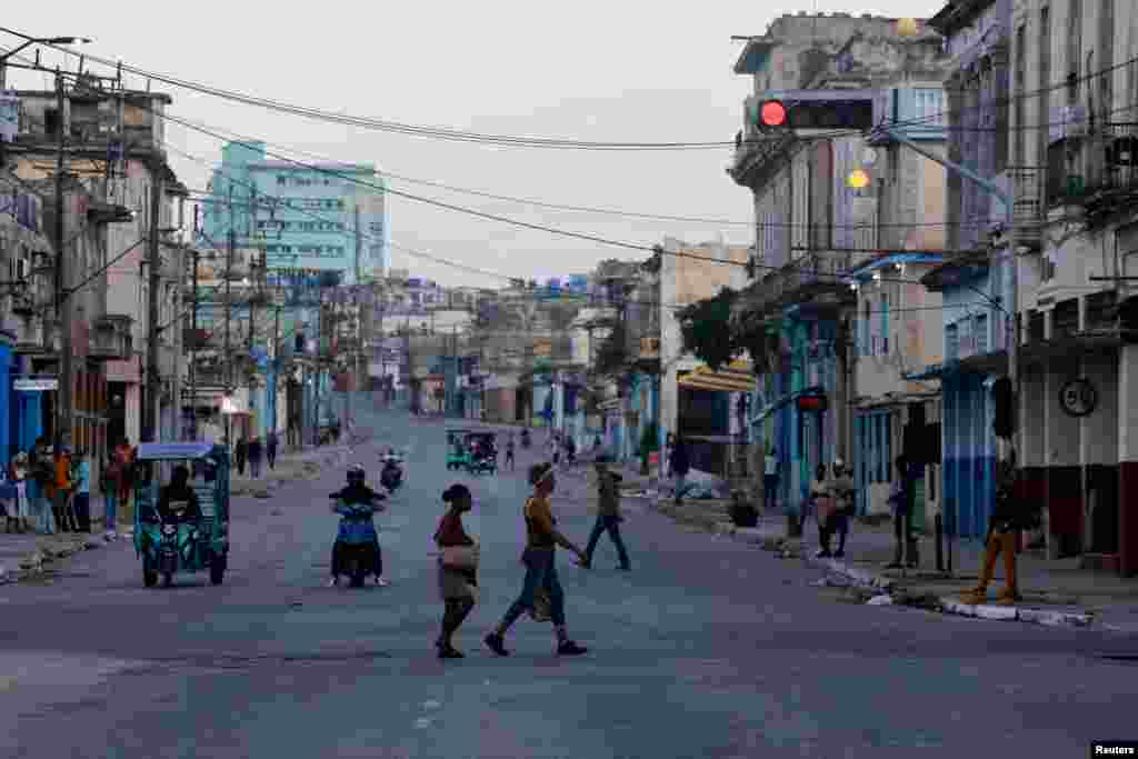 Personas cruzan una calle mientras se restablece la red eléctrica nacional de Cuba tras su colapso —el tercer apagón masivo en nueve días—, en La Habana, Cuba, el 15 de julio de 2026. REUTERS/Norlys Perez