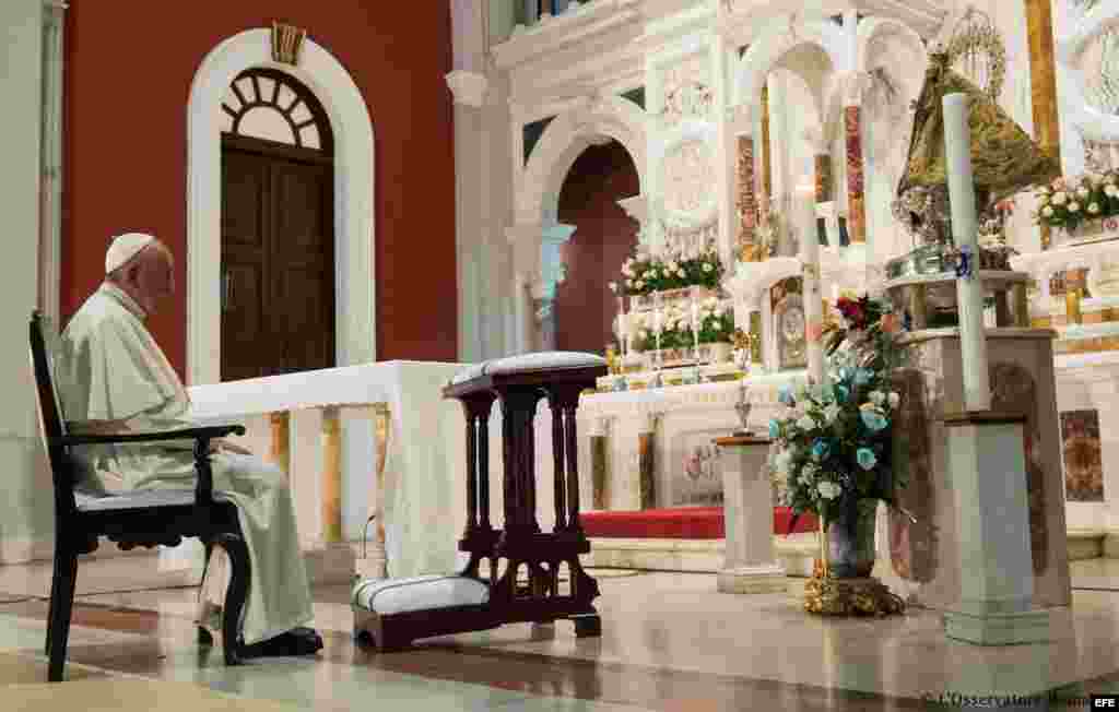  Fotografía facilitada por el Osservatore Romano hoy, 22 de septiembre, que muestra al papa Francisco en el Santuario de la Virgen de la Caridad en el Cobre, cerca de Santiago de Cuba ayer, 21 de septiembre de 2015. 