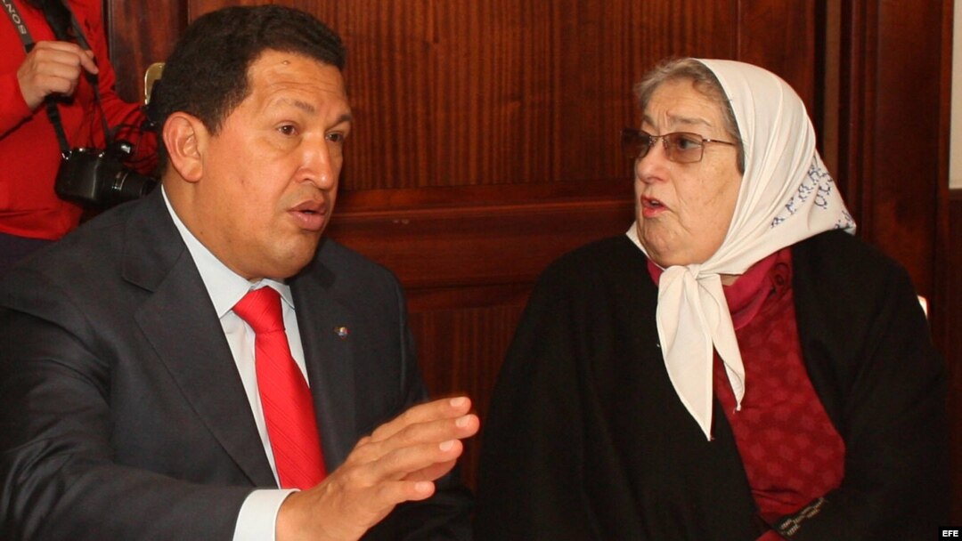Hugo Chávez con Eva Bonafini madre de la plaza de Mayo, en Buenos Aires, Argentina. 