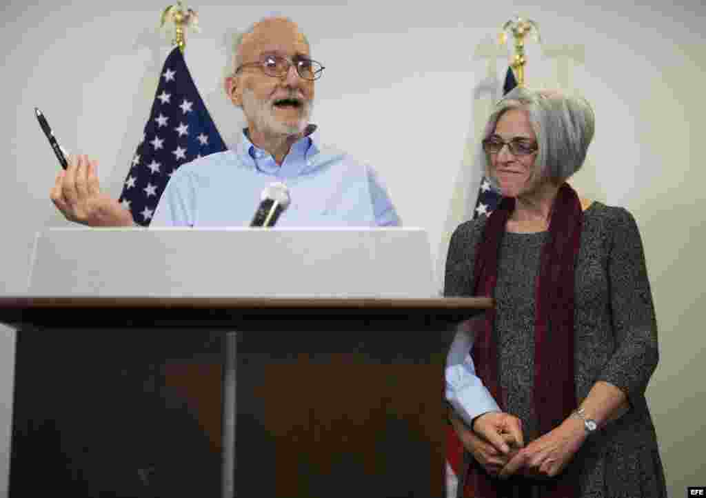 El contratista estadounidense Alan Gross&nbsp; se dispone a comparecer ante la prensa acompañado por su esposa, Judy Gross, en Washington DC, Estados Unidos