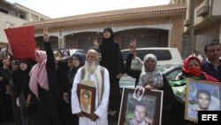  Numerosos familiares de víctimas de la masacre de Abu Salim en el año 1996 muestran retratos de sus parientes, durante una concentración frente a un tribunal que juzga a Abdulá el Senussi, exjefe de inteligencia y cuñado de Muamar el Gadafi, en Trípoli (