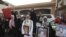  Numerosos familiares de víctimas de la masacre de Abu Salim en el año 1996 muestran retratos de sus parientes, durante una concentración frente a un tribunal que juzga a Abdulá el Senussi, exjefe de inteligencia y cuñado de Muamar el Gadafi, en Trípoli (