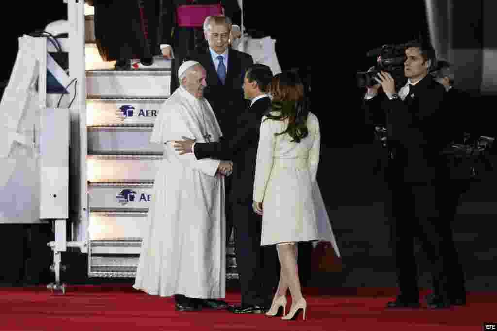El papa Francisco saluda al presidente mexicano Enrique Peña Nieto y a la primera dama, Angélica Rivera. 