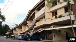 Edificio derrumbado y vehículos dañados tras terremoto que sacudió Panamá, el 9 de octubre de 2026.