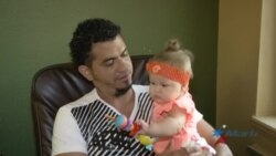 Padre de bebé nacida en medio de crisis migratoria se une a la familia en Miami