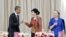 El president Barack Obama (i) junto a la primer ministro de Tailandia Yingluck Shinawatra (c) y Hillary Clinton. 