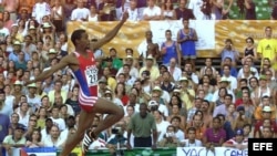 Iván Pedroso en uno de sus intentos en la final de salto de longitud de los VII Campeonatos del Mundo de Atletismo Sevilla 99.