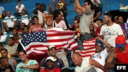 Seguidores del equipo de EE.UU. alientan a sus jugadores contra Cuba el 5 de julio de 2012, en el estadio Latinoamericano en La Habana (Cuba).