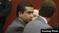 Zimmerman durante el juicio, flanqueado por sus dos abogados.