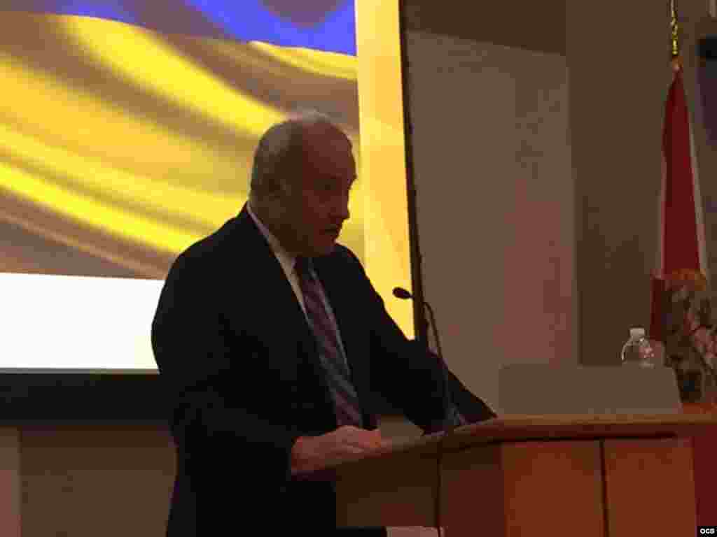 El ex embajador checo ante la ONU, Martin Palous presenta al diplomático ucraniano.