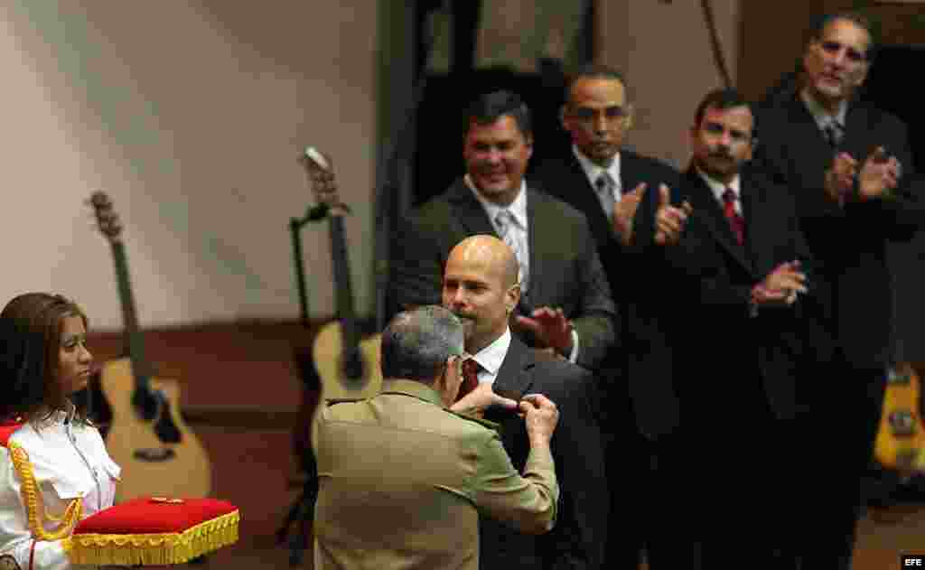 Raúl Castro (de espaldas), condecora con el título de Héroe de la República de Cuba al agente Gerardo Hernández.