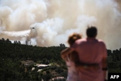 Una pareja observa los incendios en Monchique, Algarve, en Portugal en 2018.