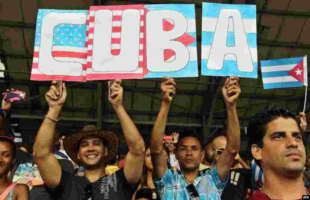 Jóvenes cubanos respaldan a su selección de fútbol.