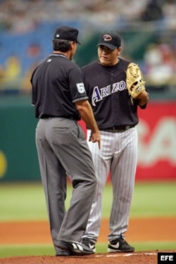 El árbitro Ángel Hernández (i) habla con el lanzador Edgar González, de los Diamonbacks de Arizona (Foto de 2006).