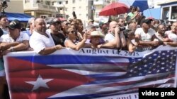 Cubanos y visitantes presenciaron desde las barreras la ceremonia de izado de la bandera en la Embajada de EE.UU.