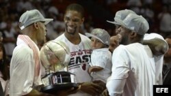 De izquierda a derecha, Ray Allen, Chris Bosh, LeBron James y Dwyane Wade de los Miami Heat celebran con el trofeo tras vencer por 99-76 ante los Indiana Pacers el lunes 3 de junio de 2013.