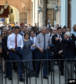 Sánchez y Diaz-Canel durante un recorrido por La Habana Vieja conducido por el historiador Eusebio Leal.