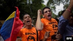 Opositores venezolanos celebran salida de la cárcel de Leopoldo López