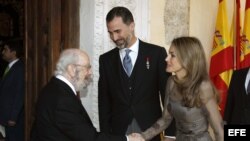 GRA104. ALCALÁ DE HENARES (MADRID), 23/04/2013.- El escritor José Manuel Caballero Bonald, es saludado por los Príncipes de Asturias a su llegada esta mañana al Paraninfo de la Universidad de Alcalá de Henares, donde hoy recogió el Premio Cervantes 2012 de literatura