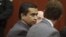 Zimmerman durante el juicio, flanqueado por sus dos abogados.