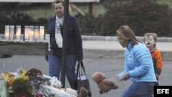 Vecinos de Newtown rinden tributo a los asesinados el pasado viernes en esa localidad de Newtown, estado de Connecticut, EE UU. 