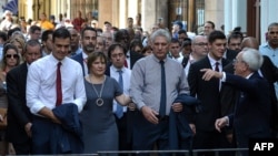 Sánchez y Díaz-Canel durante un recorrido por La Habana Vieja conducido por el historiador Eusebio Leal en noviembre de 2018. YAMIL LAGE / AFP