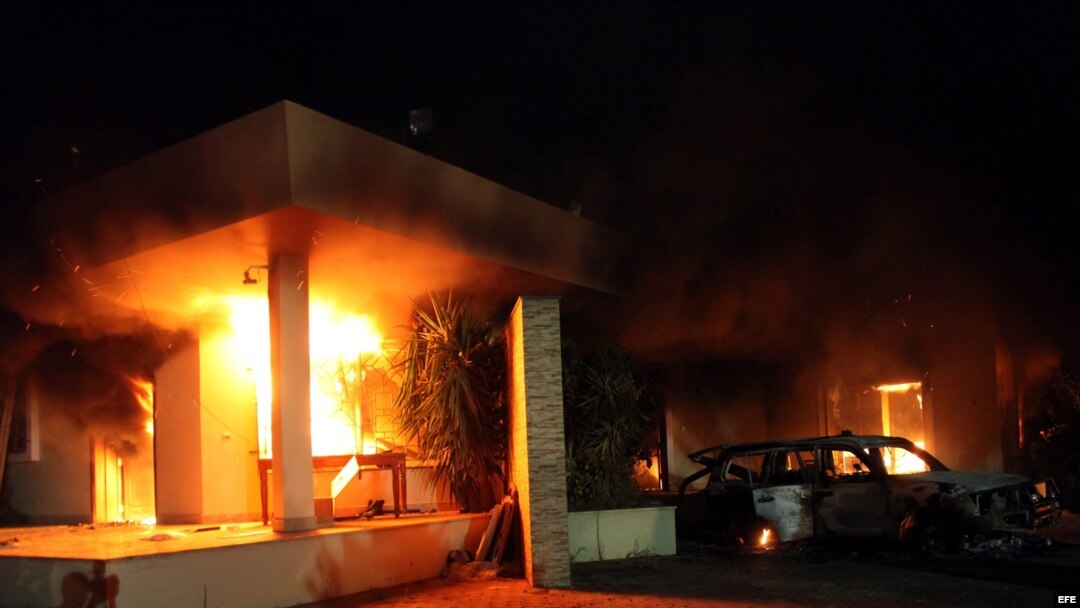 Fotografía facilitada el miércoles 12 de septiembre de 2012, que muestra un edificio del consulado estadounidense en Bengasi tras el ataque, en el que falleció el embajador de EE.UU. en Libia, Chris Stevens.