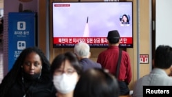 Corea del Norte lanza un misil que sobrevuela territorio nipón. El público en Seúl observa la acción, el 4 de octubre de 2022. (Reuters/Kim Hong-Ji).