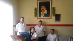 El doctor Álvarez posa junto a sus colegas en la misión en Venezuela.